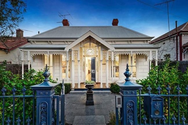 lion-posts-and-berwick